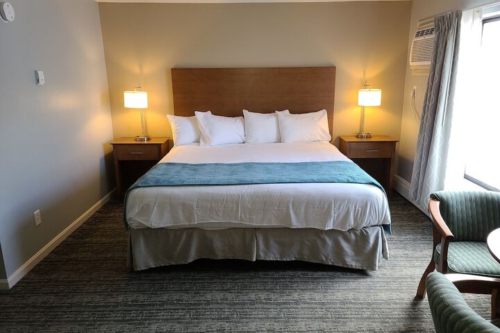 Deluxe King Bed (12 of 20)