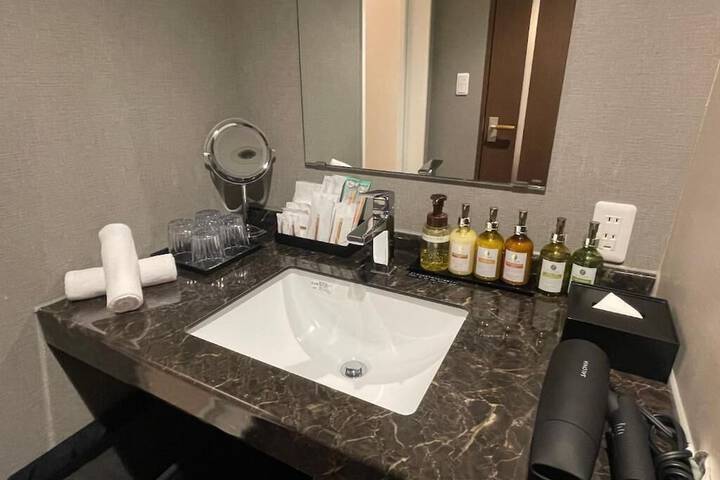 Room 9 of 18