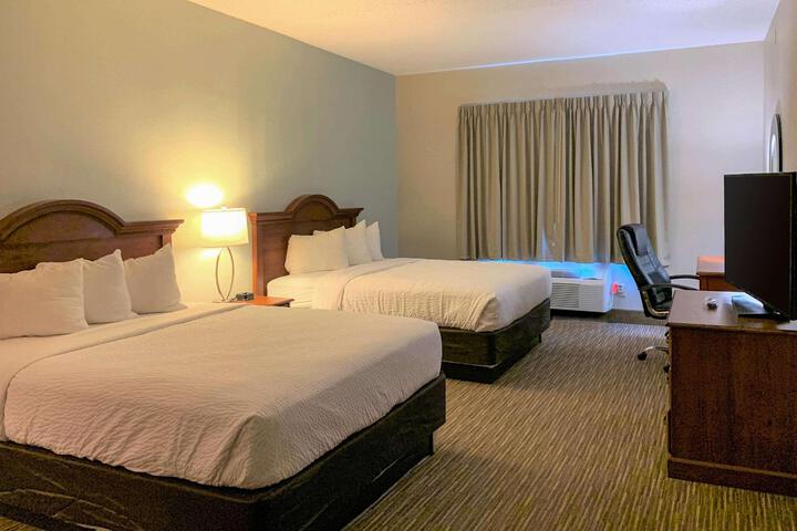 2 Queen Beds (3 of 17)