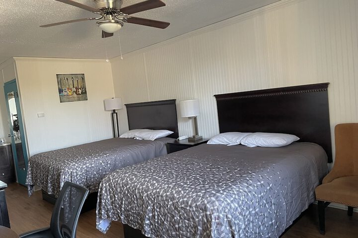2 Queen Beds (5 of 10)