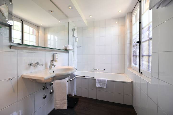 Deep soaking bathtub