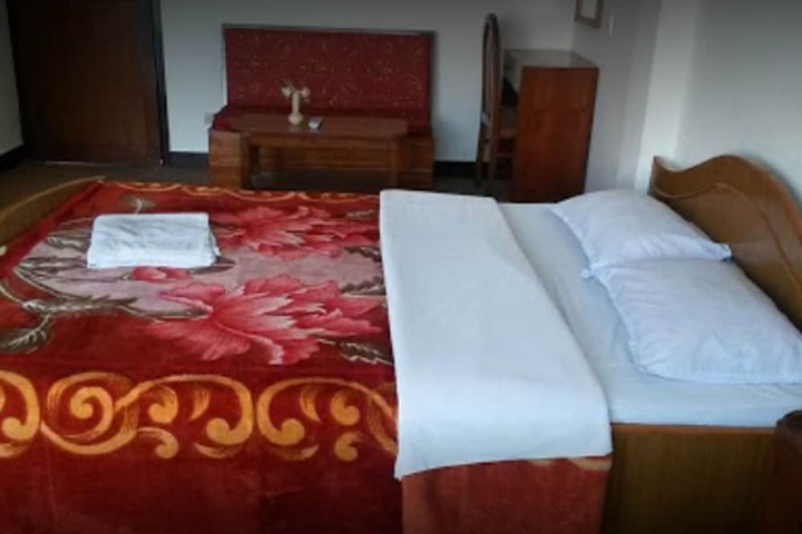 Room 4 of 12