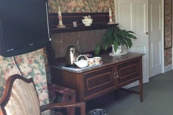 Room 10 of 17