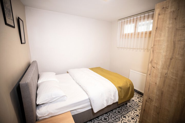 Room 9 of 42