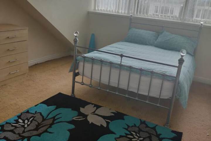 Paradise Apartment- Female Only