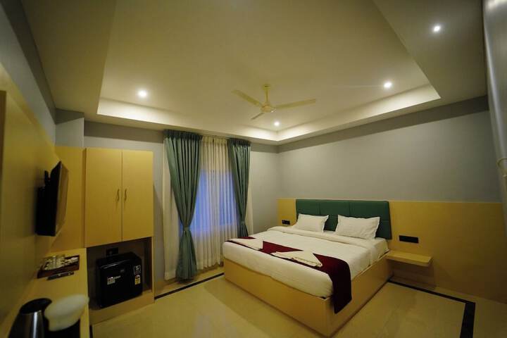 Room 6 of 12