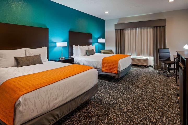 2 Queen Beds Pillow Top Mattress Flat Screen Television Microwave and Refrigerator Full Breakfast (4 of 15)
