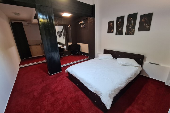 Room 8 of 11