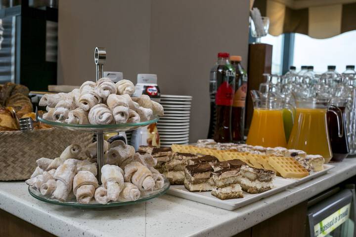 Breakfast/Coffee Service 93 of 108