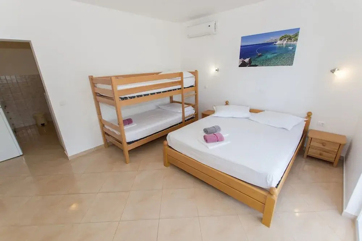 Room 4 of 10