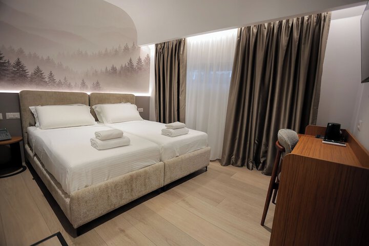 Room 102 of 198