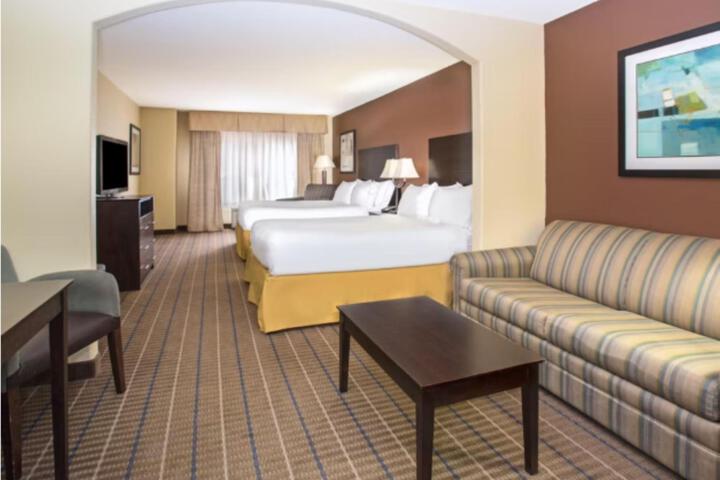 1 Queen Bed (6 of 7)