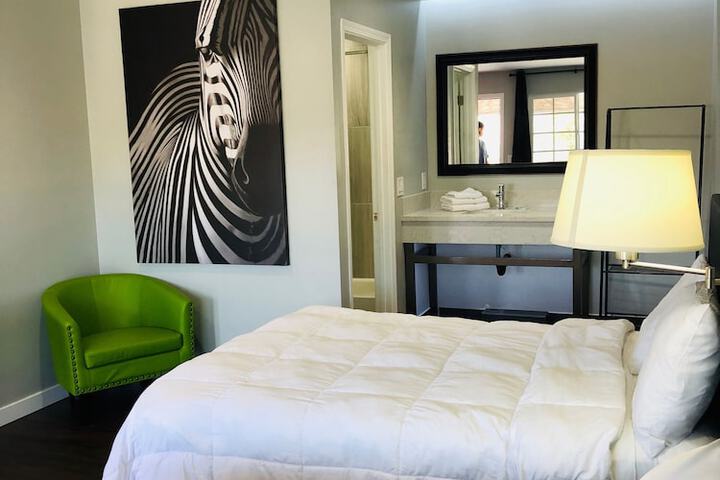 1 Queen Bed (20 of 49)