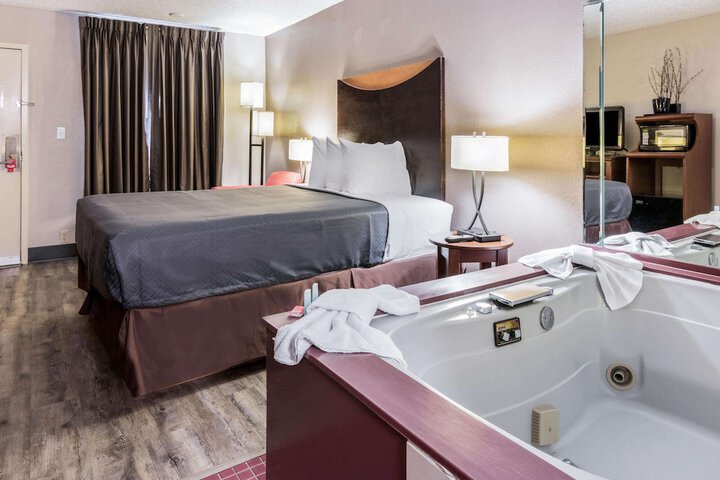 1 Queen Bed (8 of 8)