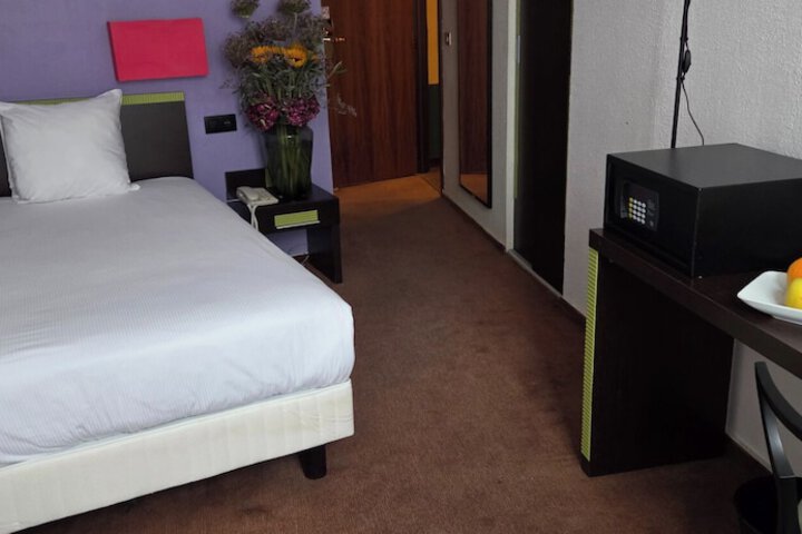 Room 32 of 80
