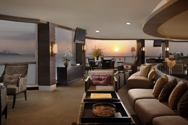 Lounge 118 of 141