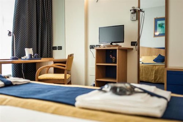 Room 6 of 35