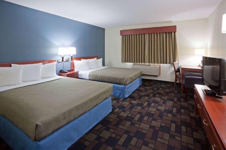 2 Queen Beds (7 of 7)