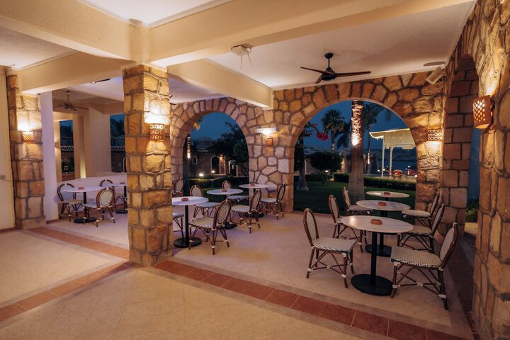 Lounge 94 of 152