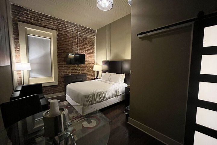 Room 9 of 20