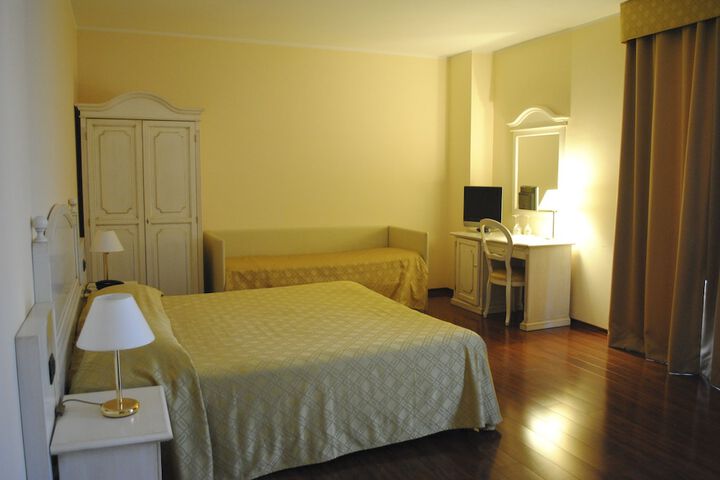 Room 9 of 27
