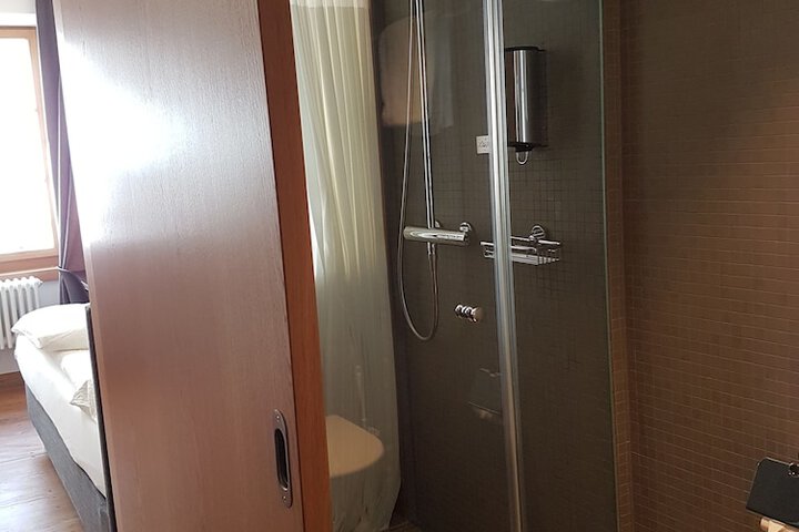 Room 34 of 60