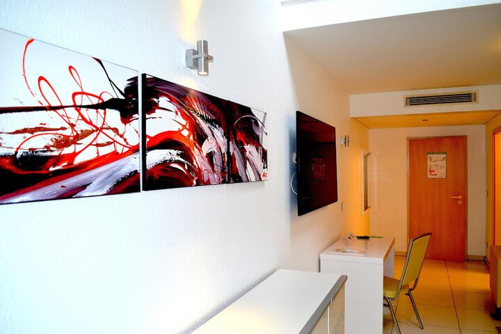 Room 10 of 28