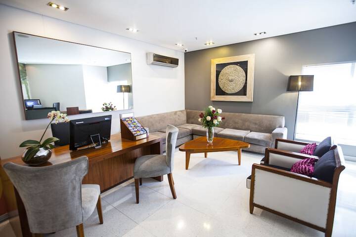 Lounge 104 of 118