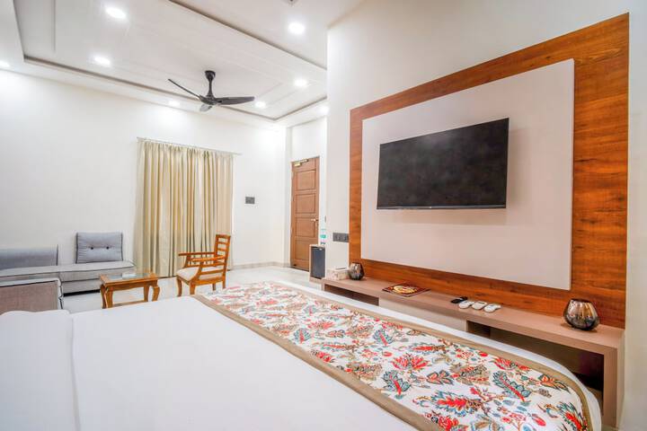 Room 8 of 93