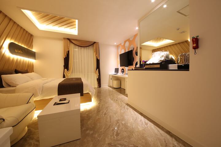 Room 3 of 65