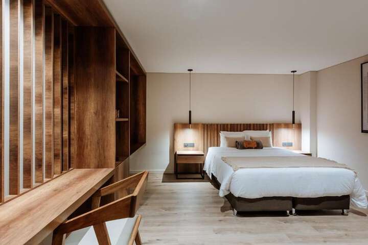 Room 6 of 12