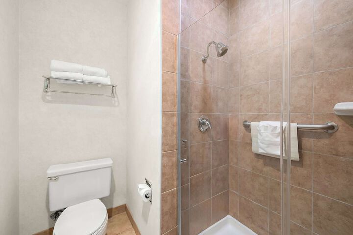 Accessible 2 Double Accessible Communication Assistance Walk in Shower Full Breakfast (17 of 21)