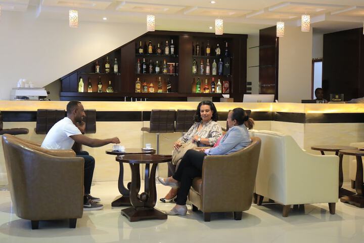 Lounge 16 of 19