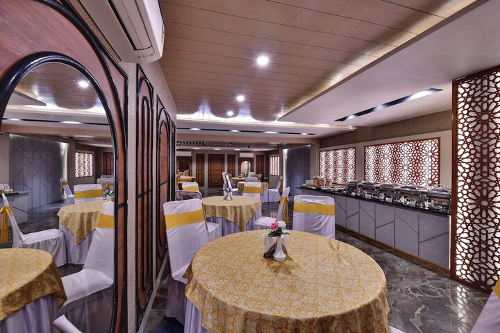 Ballroom/Hall 28 of 31