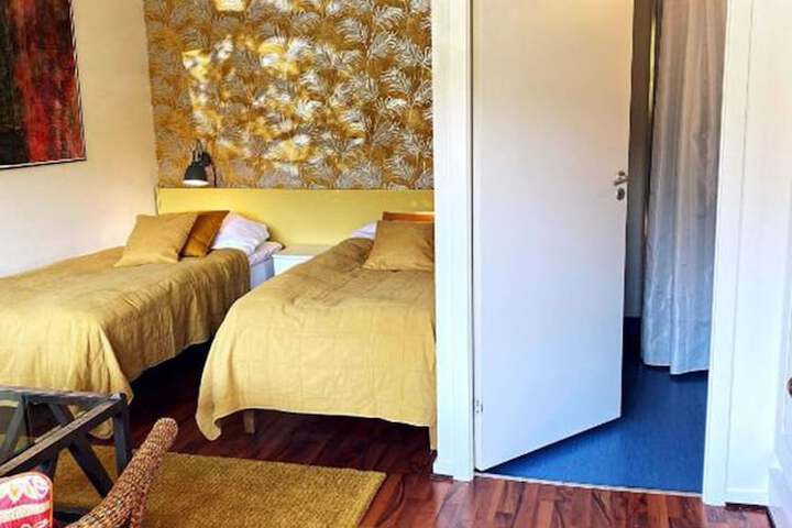 Room 27 of 76