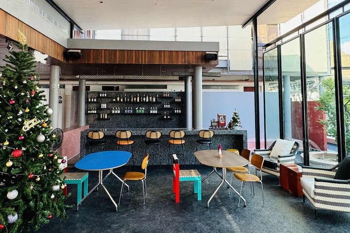 Lounge 68 of 83