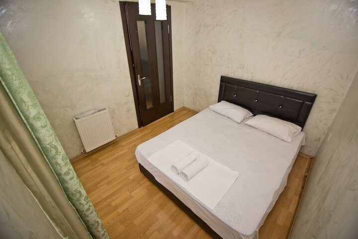 Room 3 of 93
