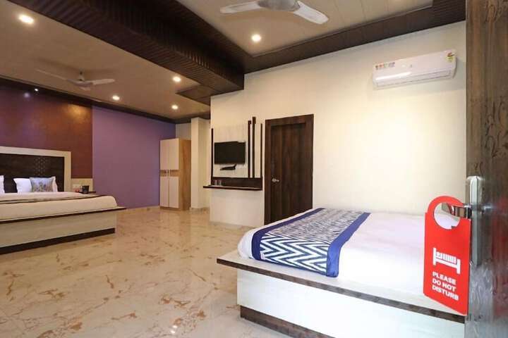 Room 4 of 8