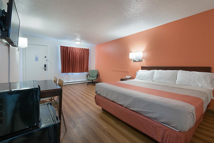 1 King Bed (6 of 14)