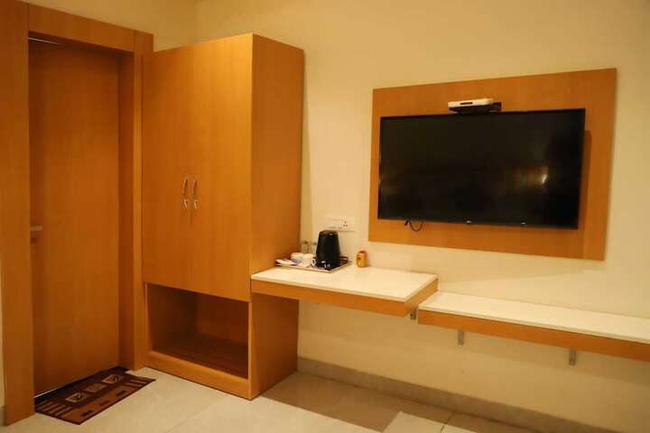 Room 5 of 8