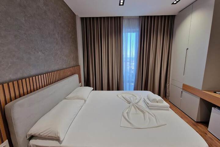 Room 3 of 94