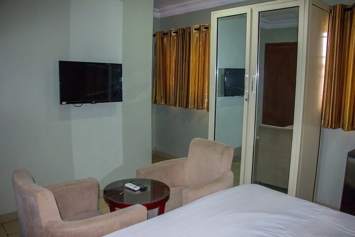 Room 9 of 48