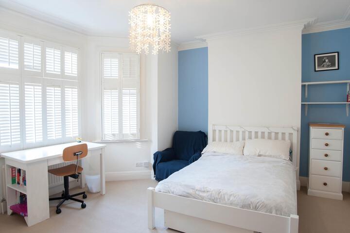 Image of Veeve 4 Bedroom House With Garden Pensford Avenue Richmond
