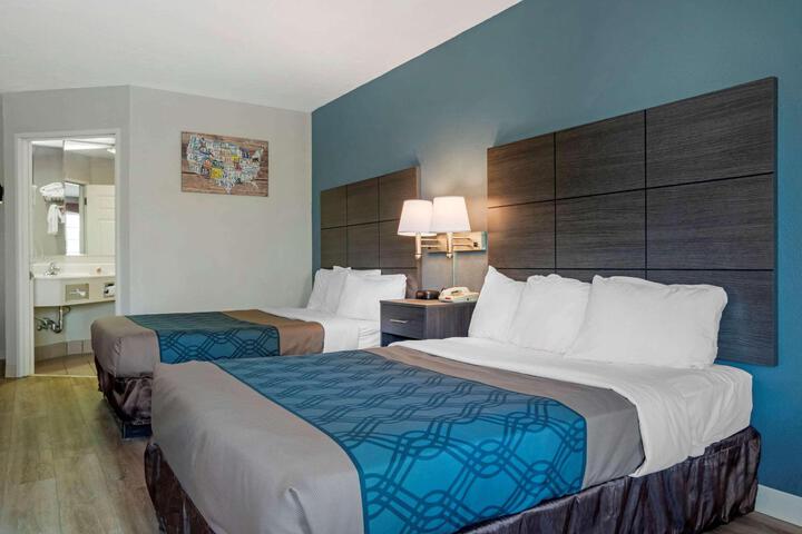 2 Double Beds