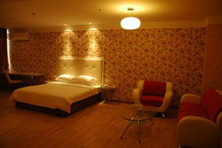 Room 4 of 17