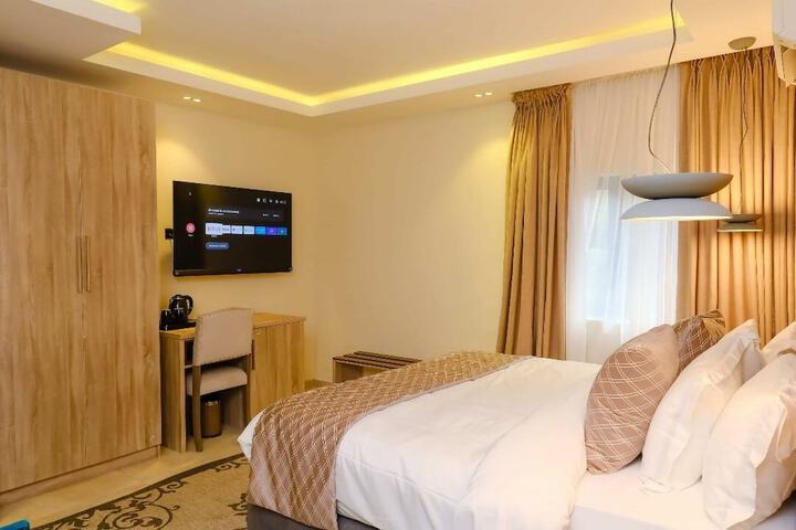 Room 18 of 28