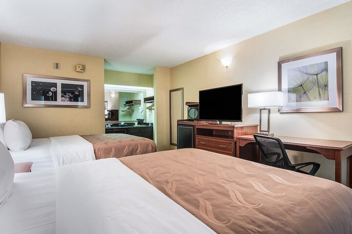 2 Queen Beds (1 of 9)