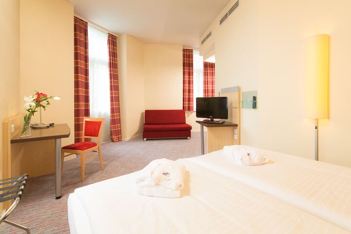 Room 4 of 25