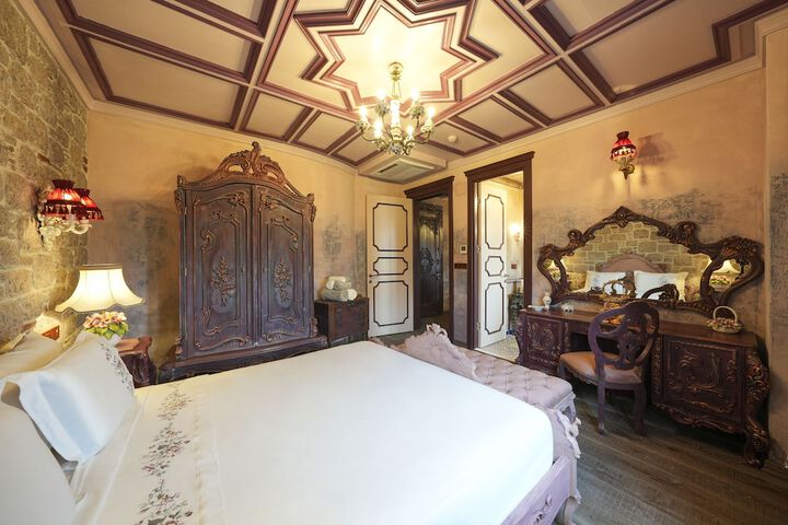 Room 8 of 171