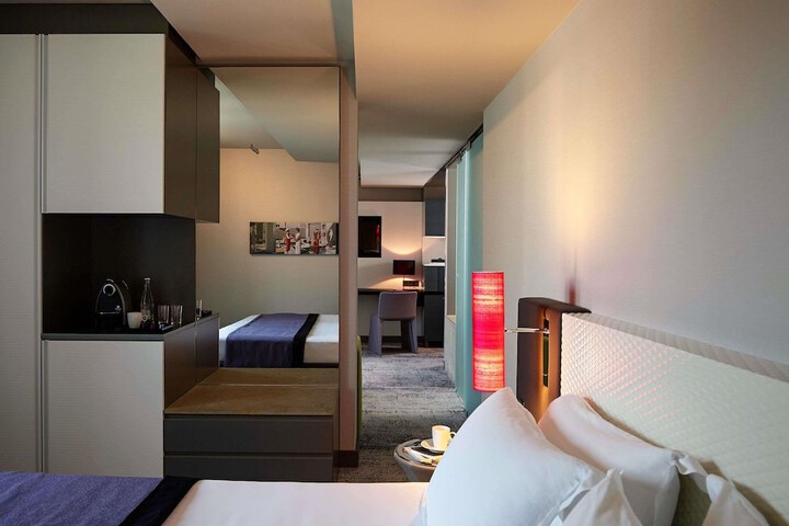 Room 82 of 215